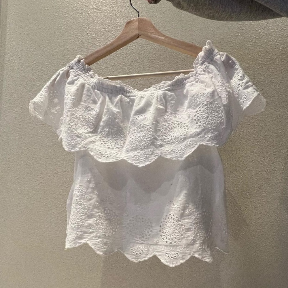 WHITE OFF THE SHOULDER TOP